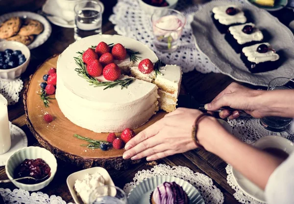 Pasta ile masada insanlar kutlamak