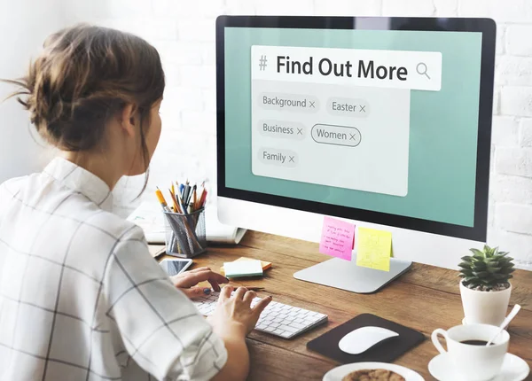 Mujer que trabaja con monitor de ordenador —  Fotos de Stock