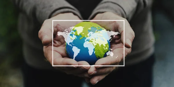 Person innehav globe i händer. — Stockfoto