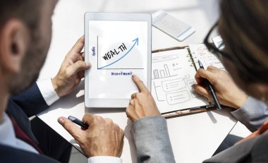 Dijital tablet kullanarak iş adamları 