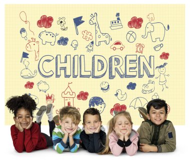 Küçük çocuk yerde döşeme