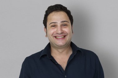 Yetişkin gülümseyen adam