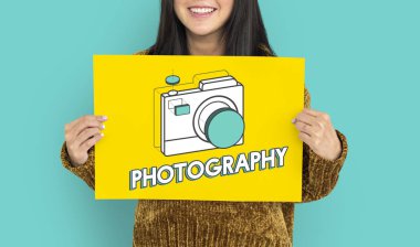 Genç Asyalı kadın holding afiş