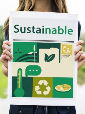 ekolojik grafik ile banner tutan kadın