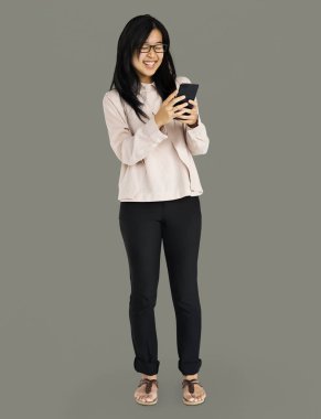 Asyalı kadın Smartphone kullanarak gülümseyen