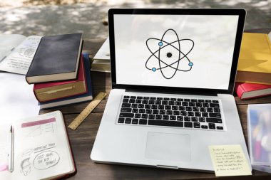 Çalışma alanı ile defter ve kitaplar 