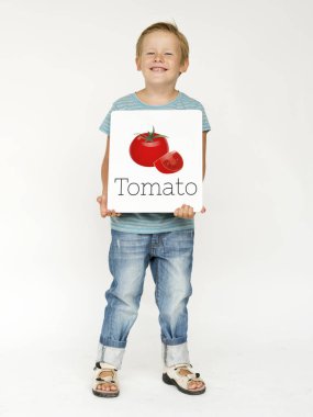 Kağıt afiş tutan çocuk