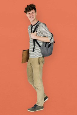sırt çantası ile erkek öğrenci