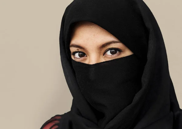 Muslim woman in purdah — Stock Photo, Image