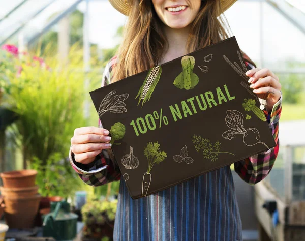 Vrouw bedrijf banner in kas — Stockfoto