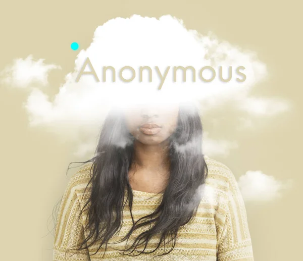 Žena s hlavou v cloudu — Stock fotografie