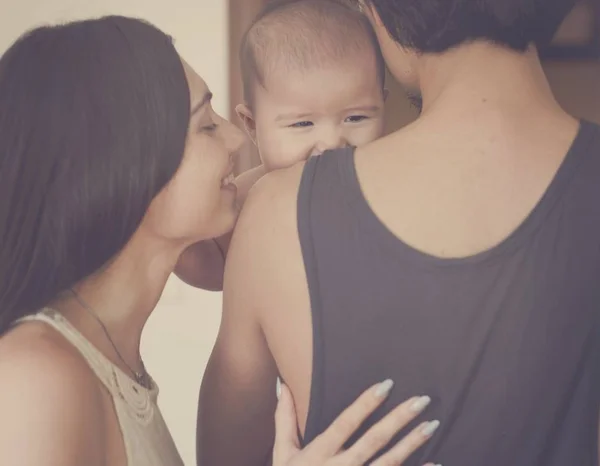 Mutter und Vater umarmen Neugeborenes — Stockfoto