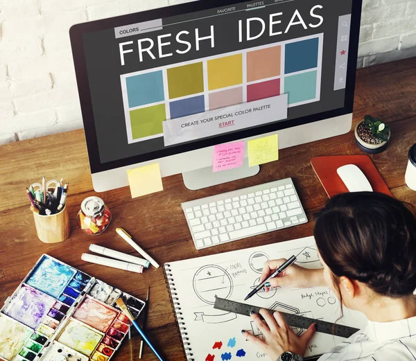 Mujer de diseño trabajando en la mesa — Foto de Stock