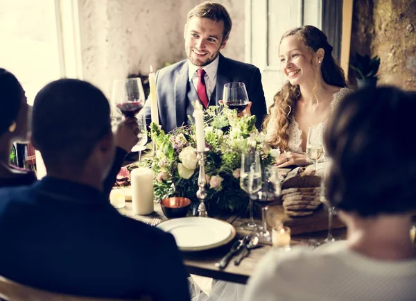 Människor äter i restaurang — Stockfoto