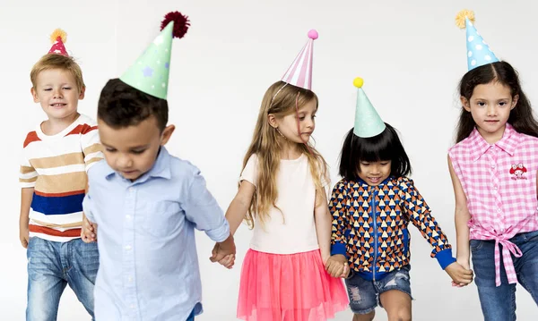 Kinder mit Party-Hüten — Stockfoto