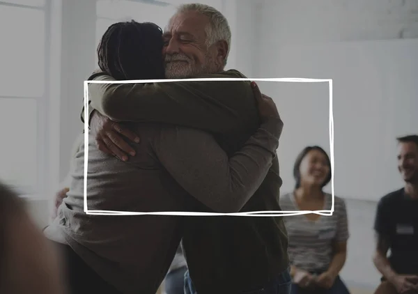 Uomo abbracciare donna al seminario — Foto Stock