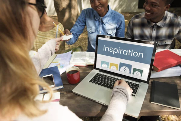 Studenti seduti a tavola con libri e laptop — Foto Stock