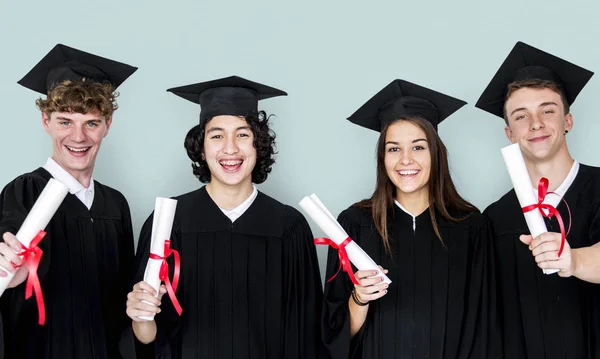 Estudiantes titulares de diplomas — Foto de Stock