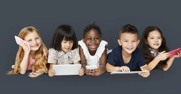 Niños que utilizan dispositivos digitales —  Fotos de Stock