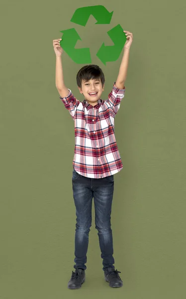 Junge mit Recyclingschild — Stockfoto