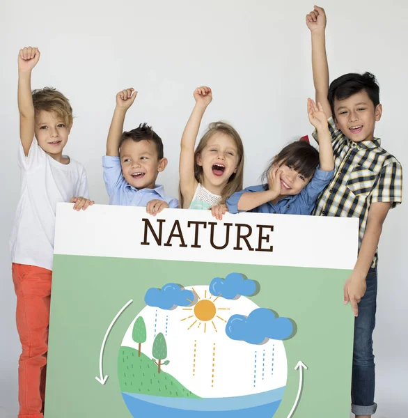 küçük çocuklar afişini holding