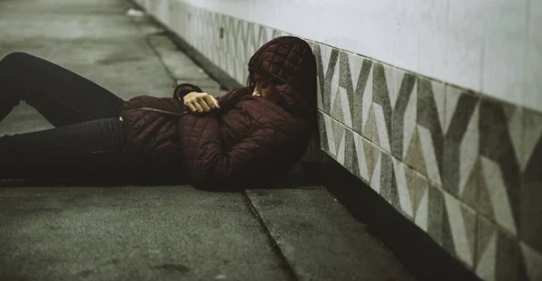 Hajléktalan ember alszik a padló — Stock Fotó