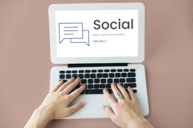 Eller dizüstü bilgisayarda çalışıyor