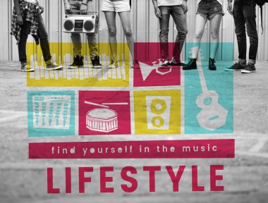 ayakta ve müzik dinleme gençler