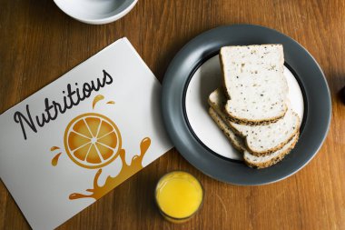 plaka üzerinde meyve suyu ve ekmek dilimleri