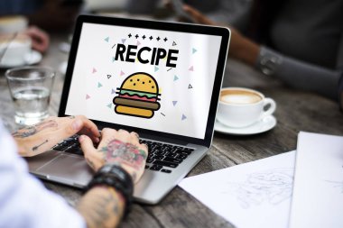 Dizüstü bilgisayarda çalışan kadın