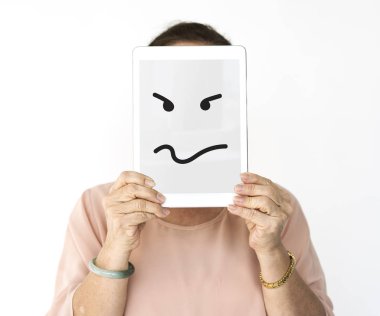 Dijital tablet tutan kadın 