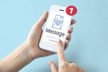 Akıllı telefon kullanan kişi.