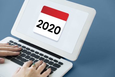 Dizüstü bilgisayarda yazan kadın klavyesi