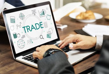 Dizüstü bilgisayarda yazan erkek eller