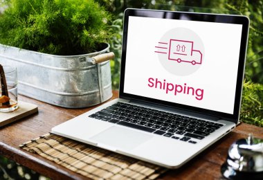 ahşap masa üstünde açılan laptop 