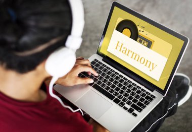 dizüstü bilgisayarda klavyede yazan adam