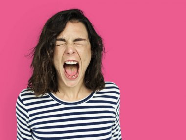 Stüdyoda poz veren güzel bir kadın.