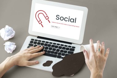 Çalışma alanı ile modern dizüstü