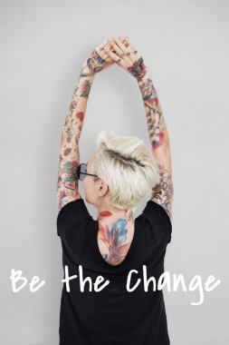 dövmeli sarışın kadın