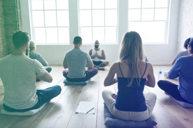 Joga sınıfta yapan insanlar