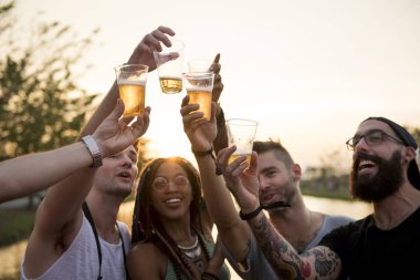  Arkadaşlar eğleniyor.