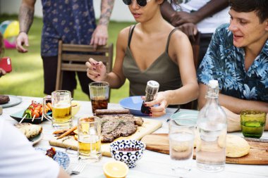 arkadaşlar açık havada masada yemek