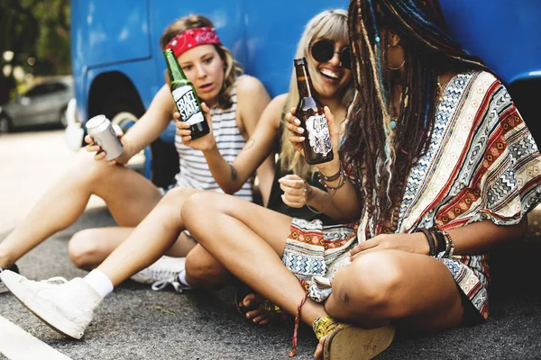 Amigos bebiendo cervezas alcohólicas — Foto de Stock