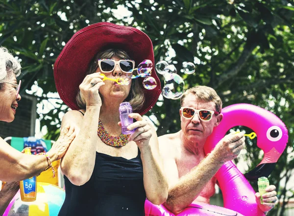 People making soap bubbles — Stock Photo, Image