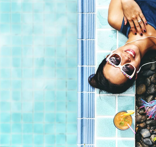 Mulher relaxante perto da piscina — Fotografia de Stock