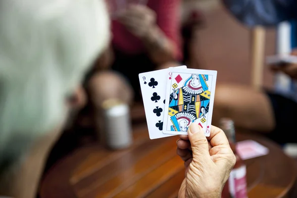 Hombre jugando a la carta juego — Foto de Stock