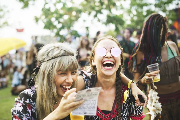 Vänner njuter musikfestival — Stockfoto