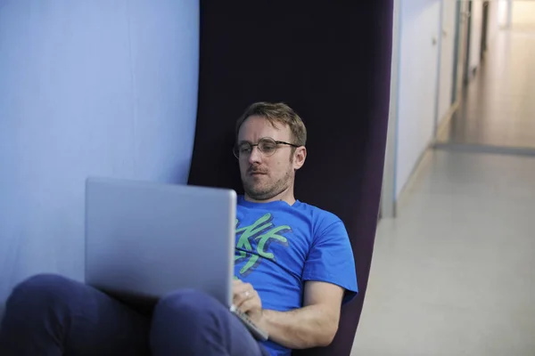 Homem trabalhando com notebook laptop — Fotografia de Stock