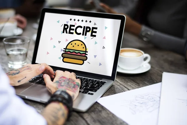 Dizüstü bilgisayarda çalışan kadın