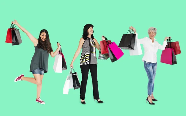 Mulheres felizes desfrutar de compras — Fotografia de Stock